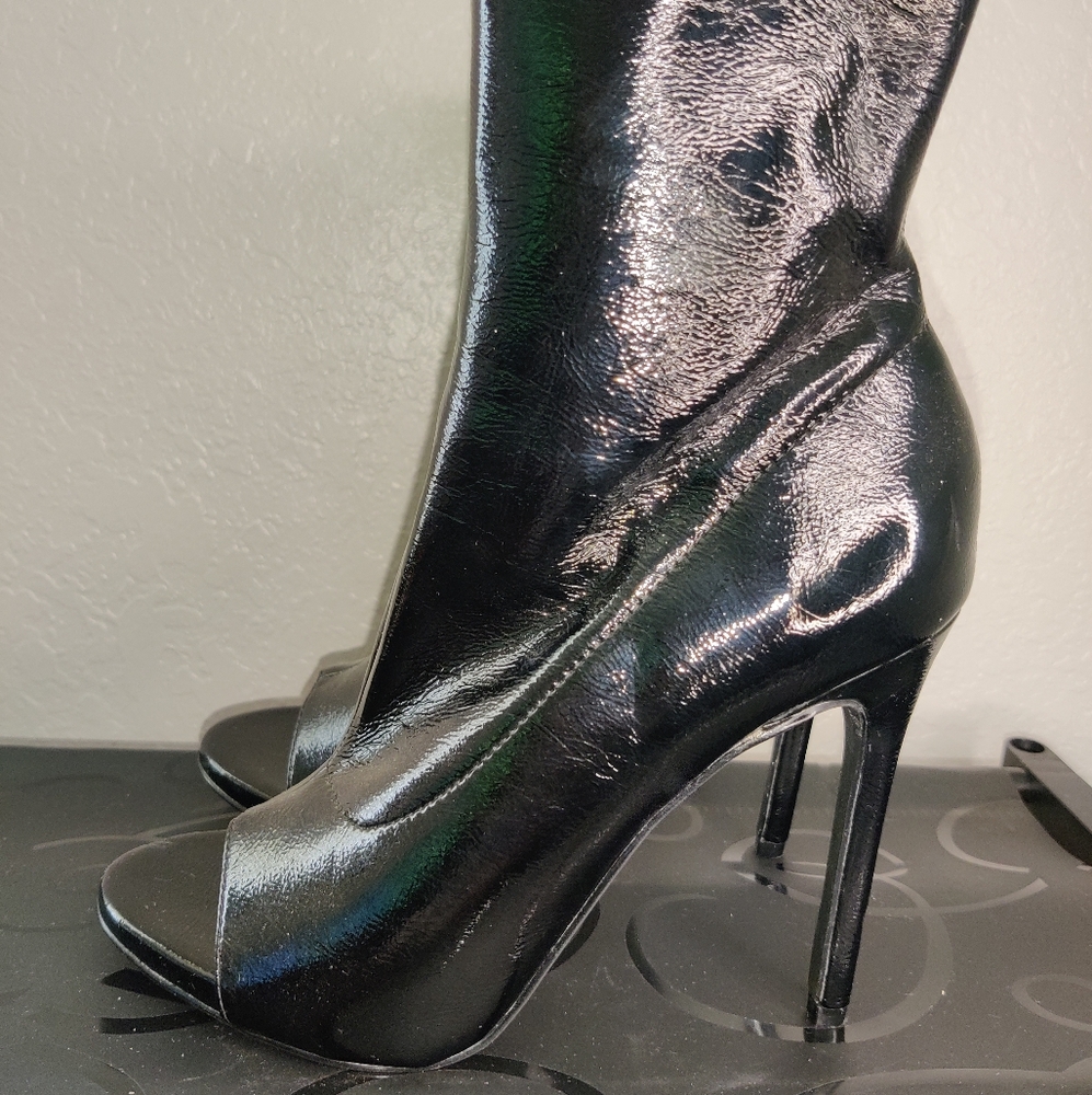 Steve Madden Black Patent Leather Heeled Boots with Sleek Stilettove